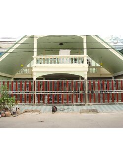 รั้วหน้าบ้าน