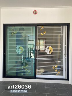 เหล็กดัดสีอบพร้อมมุ้งลวด ลายปลาวงกลม กระจกบานเลื่อนสองสี