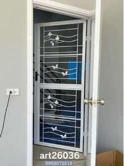 เหล็กดัดพร้อมมุ้งลวด ผีเสื้อสีขาว มีทั้งประตูและหน้าต่าง