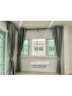 เหล็กดัดสีอบขาว พร้อมมุ้งลวด พร้อมผ้าม่านเทาอ่อน ผ้าม่านตาไก่ ทึบ