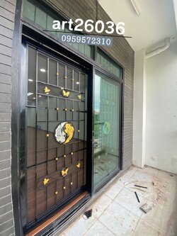 เหล็กดัดพร้อมมุ้งลวด ลายปลาวงกลม กรอบรอบสีดำ กระจกบานเลื่อน