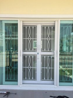 เหล็กดัดพร้อมมุ้งลวด