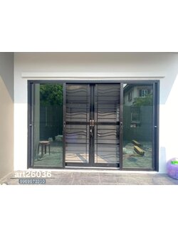 เหล็กดัดสีอบโทนสีดำพร้อมมุ้งลวด กระจกฟิล์มดำ บานเลื่อน