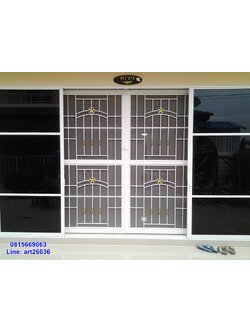 เหล็กดัดพร้อมมุ้งลวด กระจกบานเลื่อนสีดำ