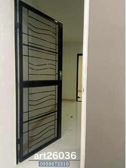 ประตูเหล็กดัดอบสีดำ พร้อมมุ้งลวด