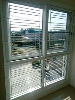 เหล็กดัดพร้อมมุ้งลวด ขาว หน้าต่าง