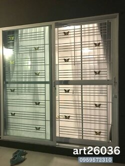 เหล็กดัดสีอบพร้อมมุ้งลวด กรอบขาว ผีเสื้อสีทอง ผ้าม่านตาไก่ ม่านทึบ สีเทา ม่านโปร่งแสง