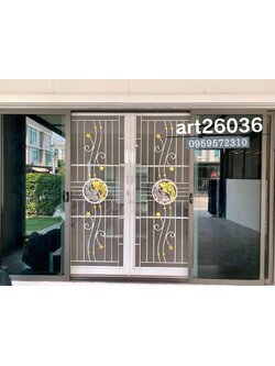 เหล็กดัดพร้อมมุ้งลวด ลายปลาวงกลมและดาว ฟิล์มกระจกสีดำ บานเลื่อน