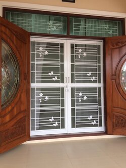 เหล็กดัดพร้อมมุ้งลวด ขาว