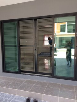 เหล็กดัดพร้อมมุ้งลวด สีดำ โมเดิร์น