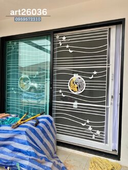 เหล็กดัดพร้อมมุ้งลวด ลายปลาวงกลมและดาวล้อมรอบ