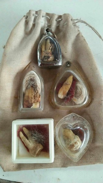 พระทันตธาตุครูบามั่ง วัดชัยสิทธิ จ. แพร่ ร.ต.อ.พิทักษ์ ได้มาจากคุณยุทธ อายุ 71 ปี อดีตทำงานไปรษณีย์ จ.แพร่ ในสมัยนั้น ร.ต.อ.พิทักษ์ ทำงานใน จ.อุตรดิตถ์ และคุณยุทธเป็นศิษย์และเป็นญาติกับครูบามั่ง คุณยุทธ ได้พระทันตธาตุนี้ มาในปี 2537