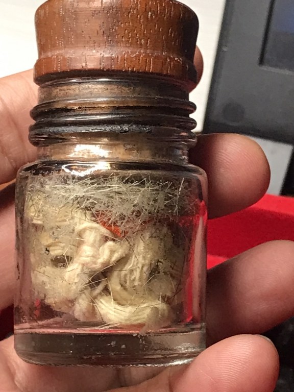 ประคำเม็ดกล้วยป่า พระเกศาพระธาตุข้าวบิณฑ์ หวายเสกเลี่ยมเดิม พระเกศาสายสิญจ์และจีวรหลวงปู่ครูบาชัยยะวงศา วัดพระพุทธบาทห้วยต้ม จ.ลำพูน ประคำ ได้มาจากชาวกะเหรี่ยงห้วยต้มชื่อจาเอ ส่วนชุดพระเกศาพระธาตุข้าวบิณฑ์ หวายเสก จีวรในขวดได้มาจากอดีตพระจอดี๊