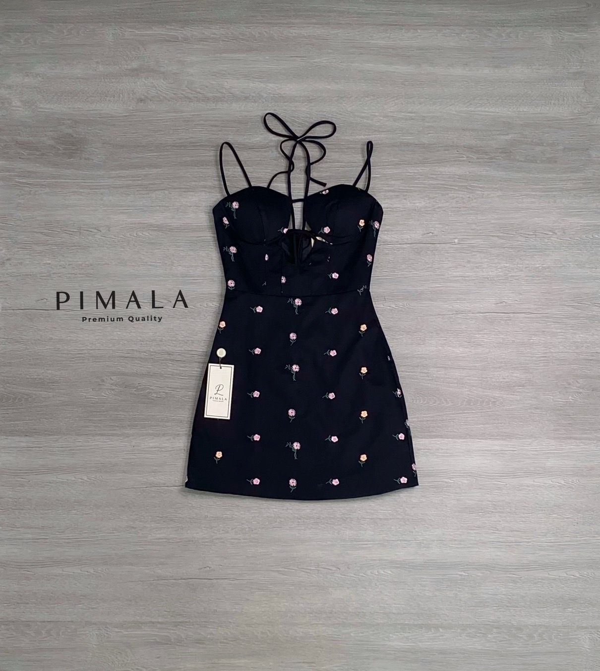 เดรสสายเดี่ยวสีดำทรงแซ่บเปิดอกมีสายคาดผูกคอ