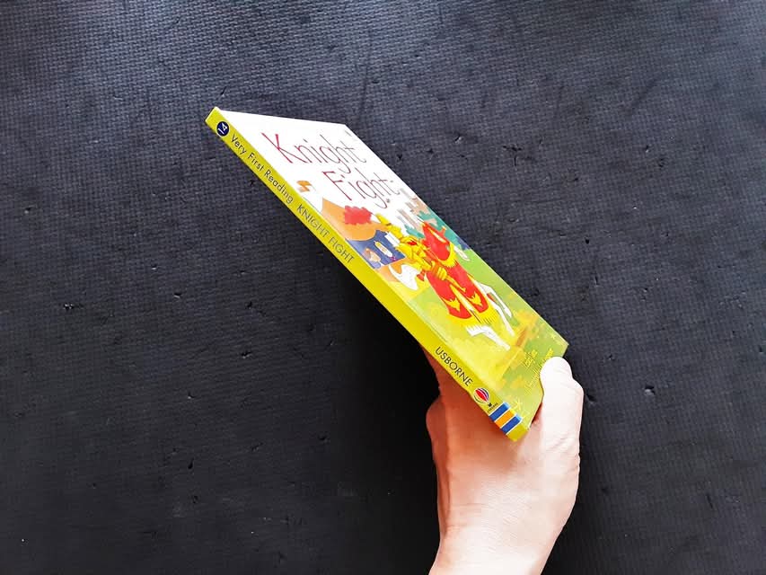 หนังสือนิทานปกแข็ง** 🍅🍓USBORNE VERY FIRST READING:KNIGHT FIGHT