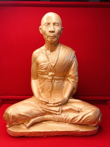 รูปหล่อบูชาหลวงปู่ครูบาชัยยะวงศา วัดพระพุทธบาทห้วยต้ม จ.ลำพูน ขนาด ๙ นิ้ว เนื้อปูนทาทอง ปี ๔๐ สภาพใหม่ ยังไม่ผ่านการบูชา พร้อมกล่องเดิม