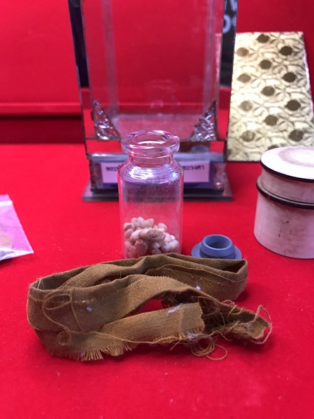 ทันตธาตุหลวงปู่ครูบาชัยยะวงศา พร้อมผ้าจีวรและพระธาตุข้าวบิณฑ์