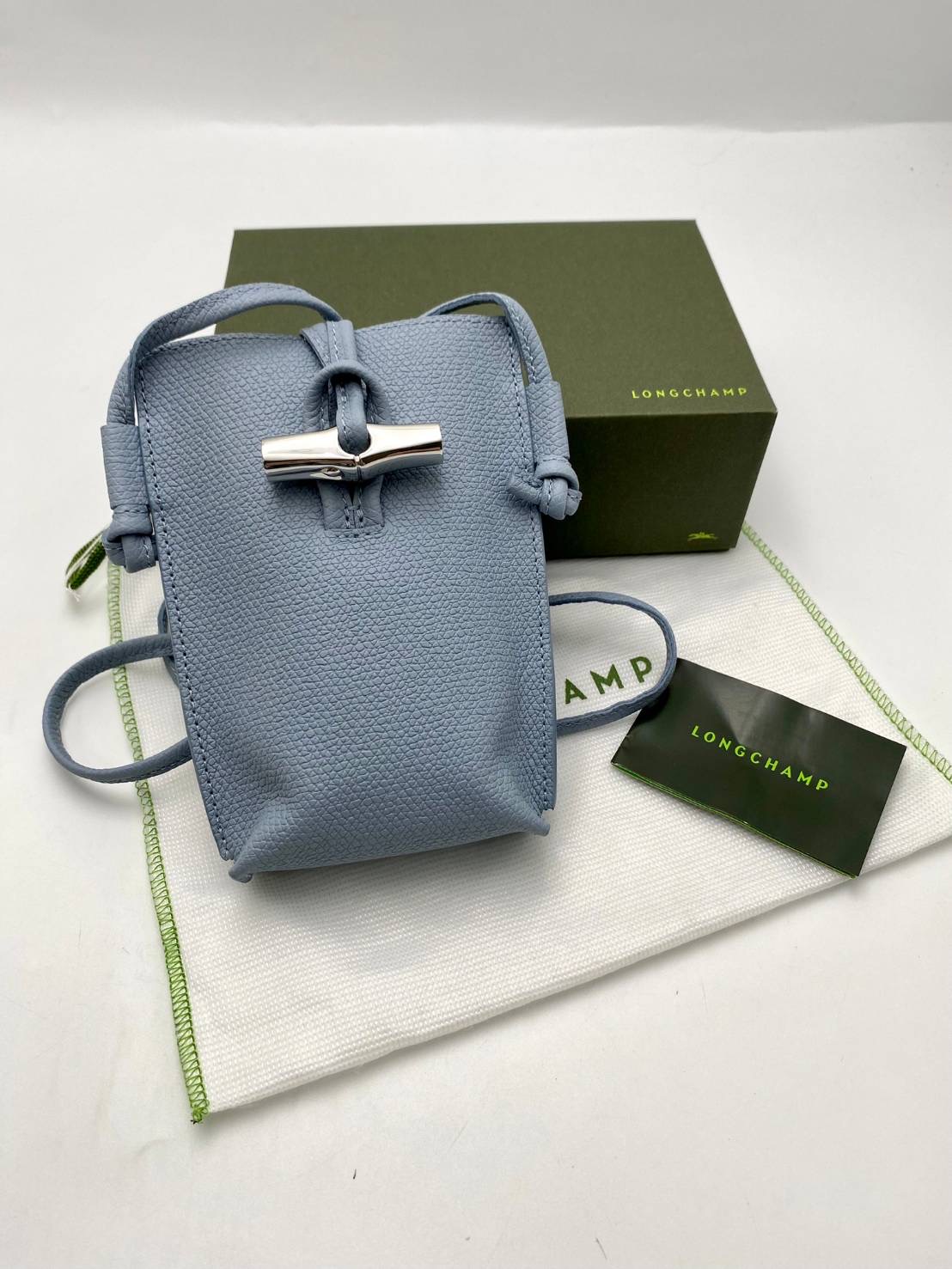 New Longchamp (ช้อปคิงพาวเวอร์) ขนาด : 17x9x4cm อุปกรณ์ : กล่อง ถุงผ้า การ์ด
