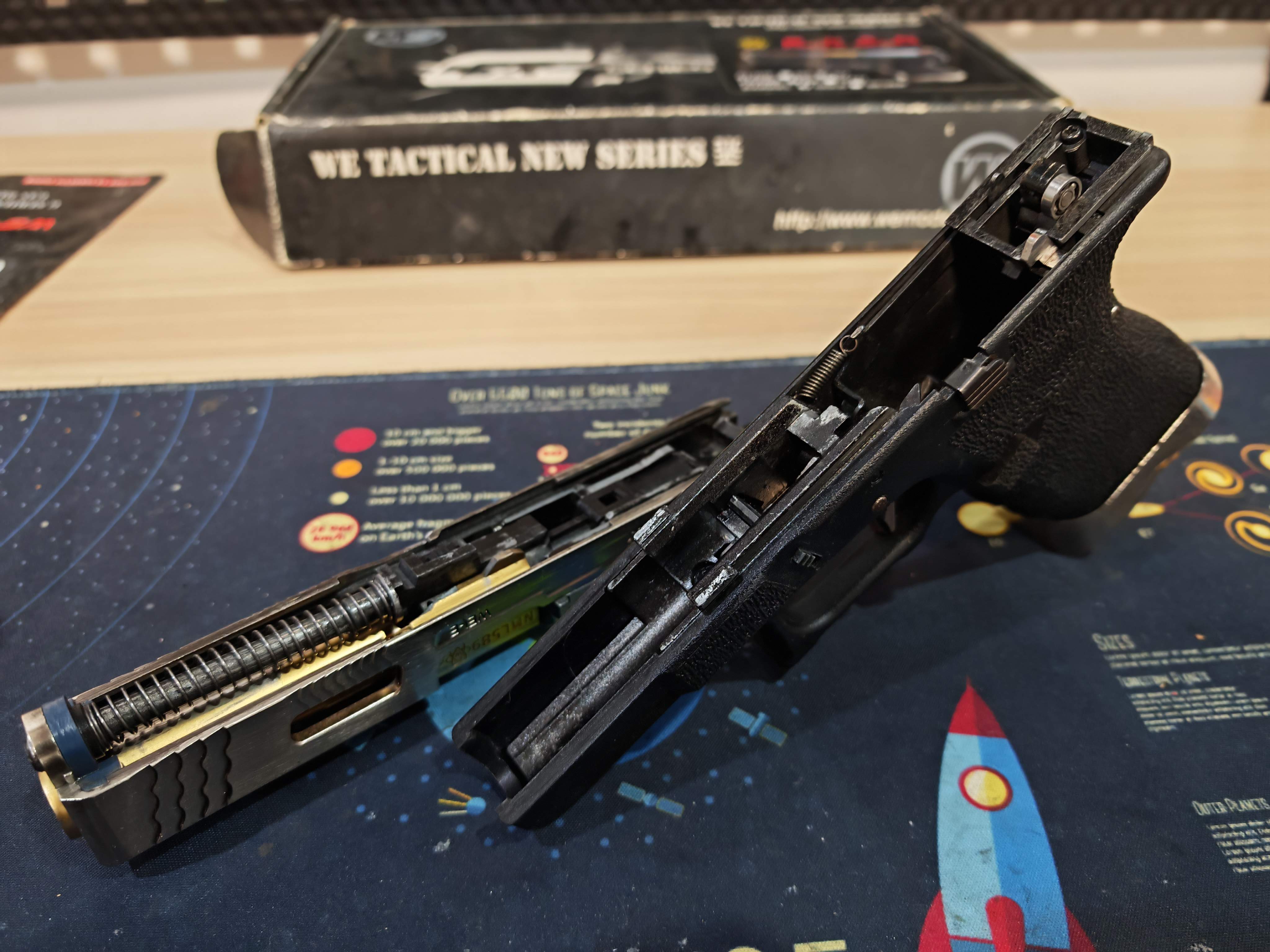 WE Glock19 G-Force Custom เฟรมดำ สไลด์เงิน ลำกล้องทอง GBB BB Gun บีบีกัน แบบแก๊ส ปืนอัดลม มือสอง Airsoft Gun