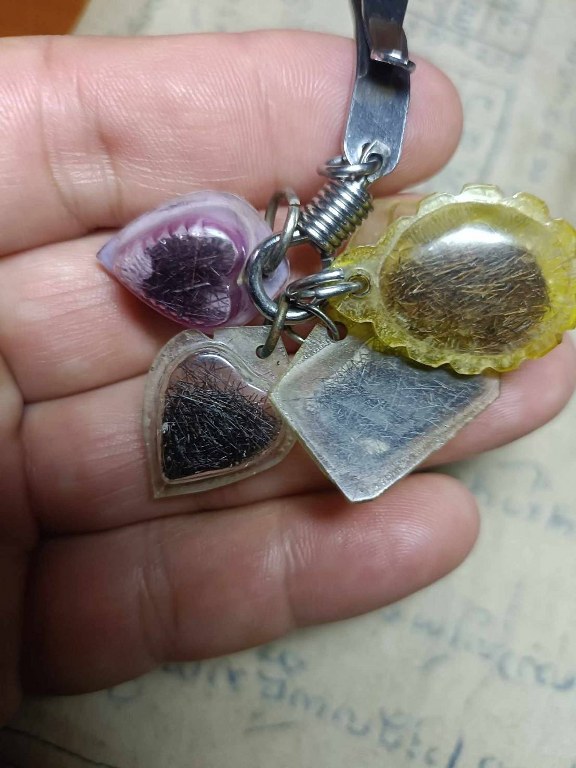 พระเกศาครูบาเจ้าศรีวิชัย และครูบาเจ้าอภิชัยขาวปี จ.ลำพูน จำนวน 5 เลี่ยมนี้ ได้มาจาก ร.ต.ต. ประดิษฐ์ อดีตนายตำรวจบ้านโฮ่ง จ.ลำพูน พระเกศาจำนวน 5 เลี่ยม ลุงประดิษฐ ์ได้มาจากผู้เฒ่าท่านหนึ่งในบ้านปวง อ.ลี้ เมื่อสมัย 30 ปีก่อน ราว ๆ พ.ศ.2532