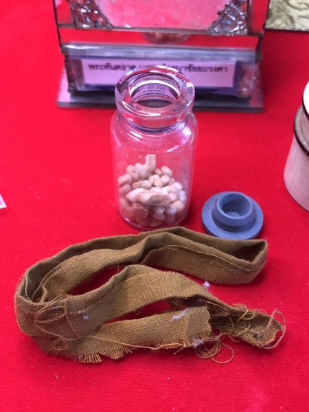 ทันตธาตุหลวงปู่ครูบาชัยยะวงศา พร้อมผ้าจีวรและพระธาตุข้าวบิณฑ์