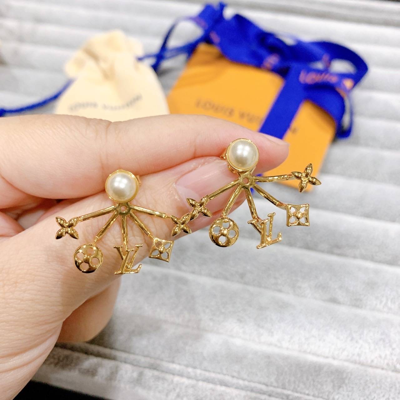 New LV CRUISER earrings รุ่นนี้ดาราใส่เยอะค่ะ อุปกรณ์: กล่อง/ถุงผ้า/การ์ด/ถุงกระดาษ/ริบบิ้น