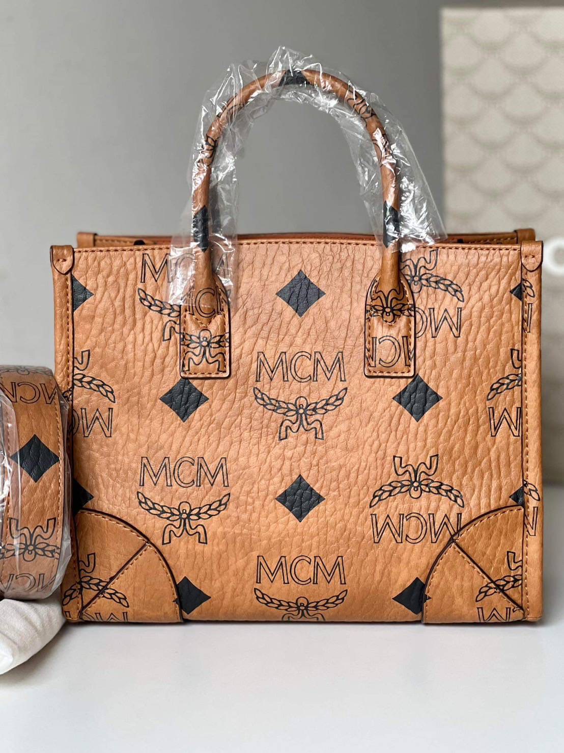 โปร NEW MCM Small München Tote in Maxi Visetos .Sz. 9” (L) x 7” (H) x 3” (D) อุปกรณ์.ถุงผ้า/การ์ดชอป