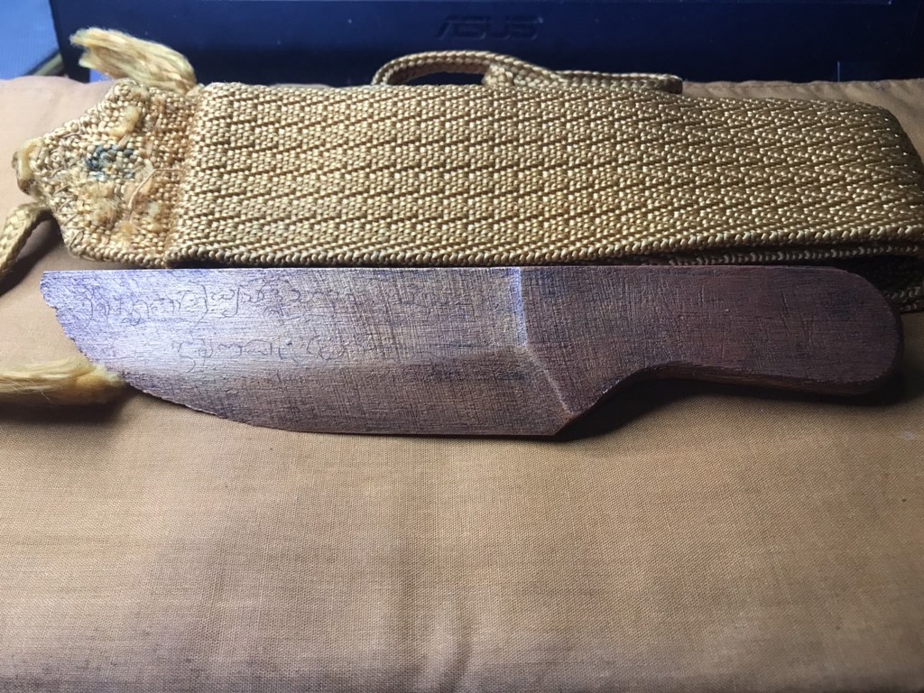 ผ้าจีวร รัดประคต และมีดไม้ (มีดแหก) ครูบาวงศ์ ได้มาจากอดีตพระวัดพระพุทธบาทห้วยต้ม ชื่อพระจอดี้ ปัจจุบัน (บันทึก เดือน พ.ค.2566) พระจอดี้ท่านสึกมาได้ 5-6 เดือนแล้ว ท่านเล่าว่าผ้าจีวรชุดนี้ ท่านได้มาประมาณปี 2537 บวก/ลบ 2-3 ปี เพราะท่านจำไม่ค่อยได้แล้ว