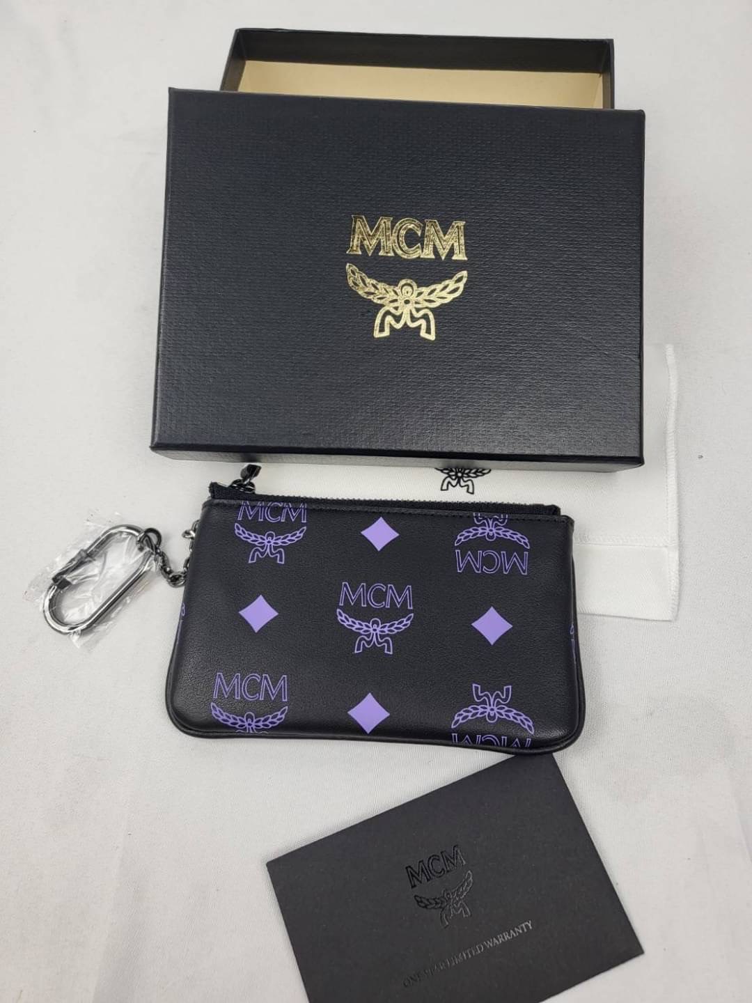 New Mcm key pouch in colour Splash logo leatherนุ่มนิ่มมากค่ะ ขนาด : 8×13×1 cm shop king power อุปกรณ์ก กล่อง การ์ด ถุงผ้า ทำเป็นพวงกุญแจได้ค่ะ