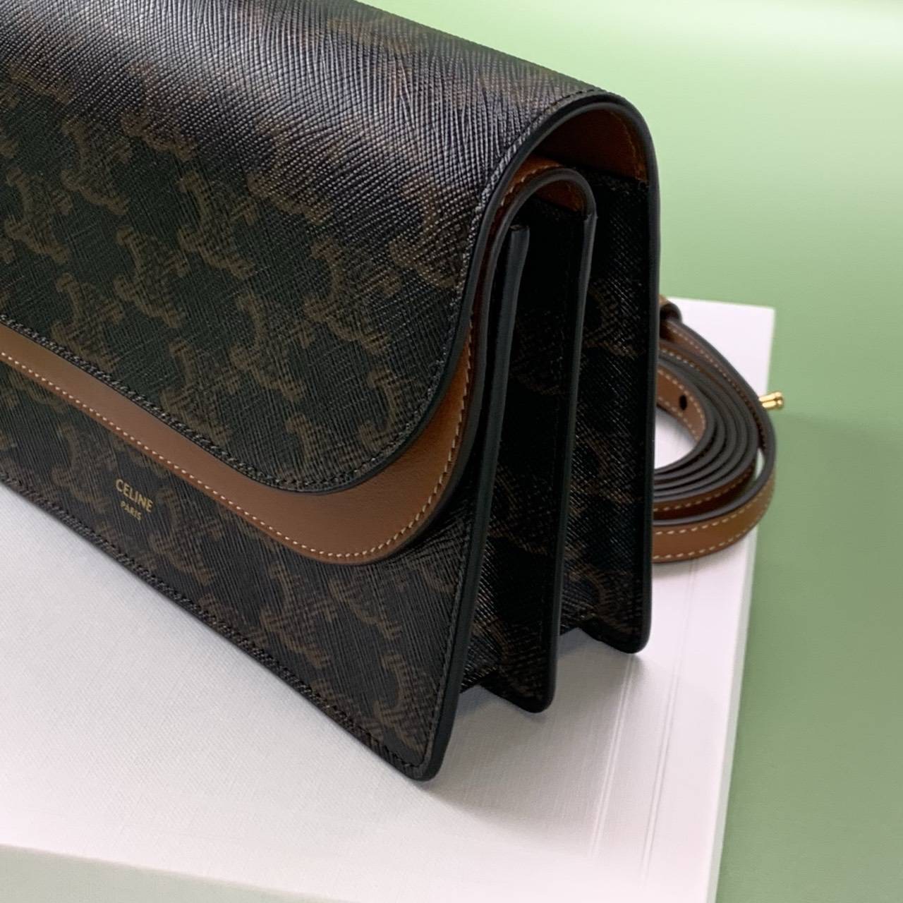 New Celine Wallet On Strap มีช่องใส่บัตร ช่องซิป ใส่มือถือได้ สายถอดได้ค่ะ ✨✨ ขนาด 8 x 5 x 2 นิ้ว อุปกรณ์ถุงกระดาษ ถุงผ้า การ์ด