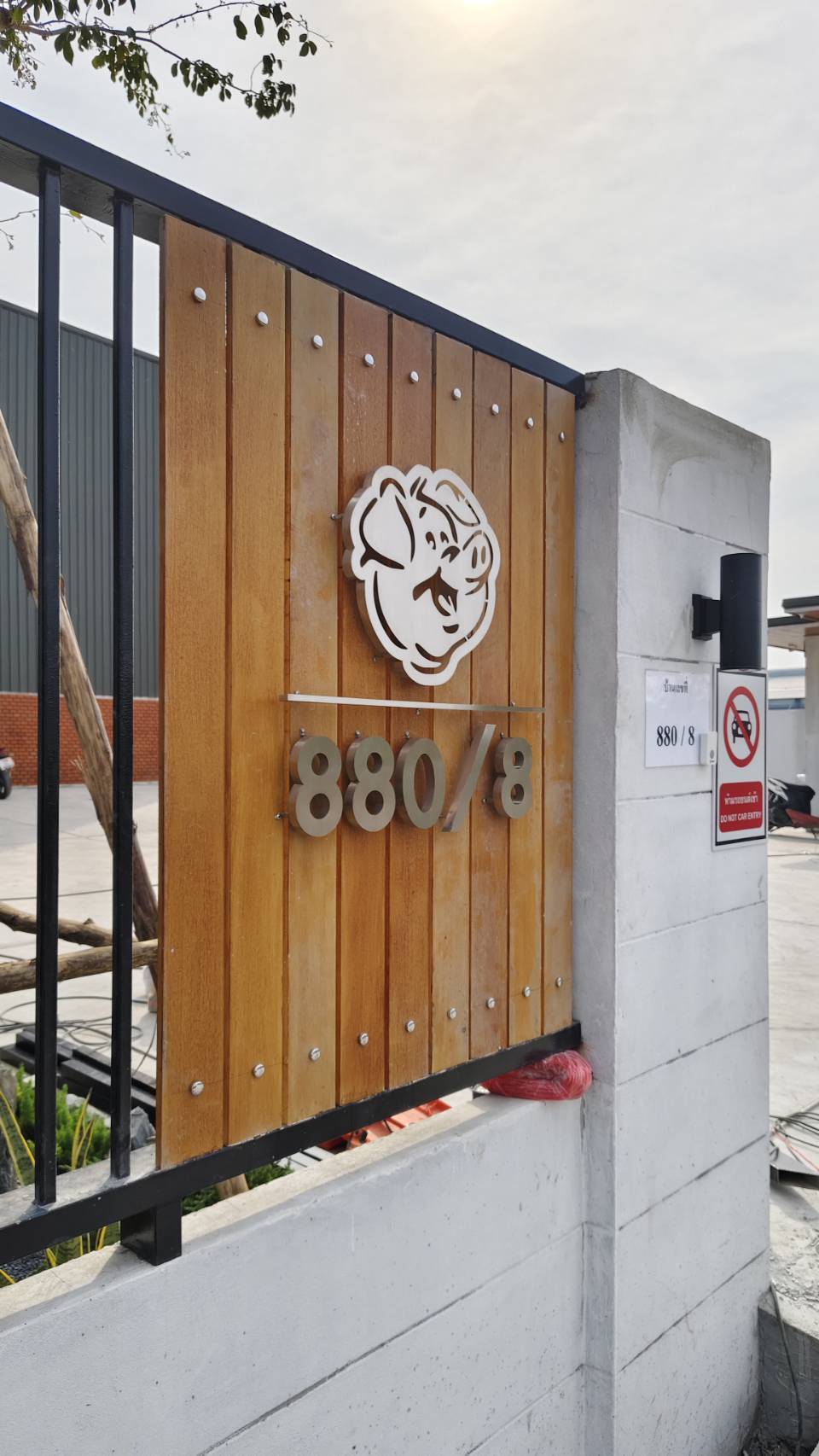 อักษรเเสตนเลสเงิน บ้านเลขที่ 880/8 + โลโก้หมู