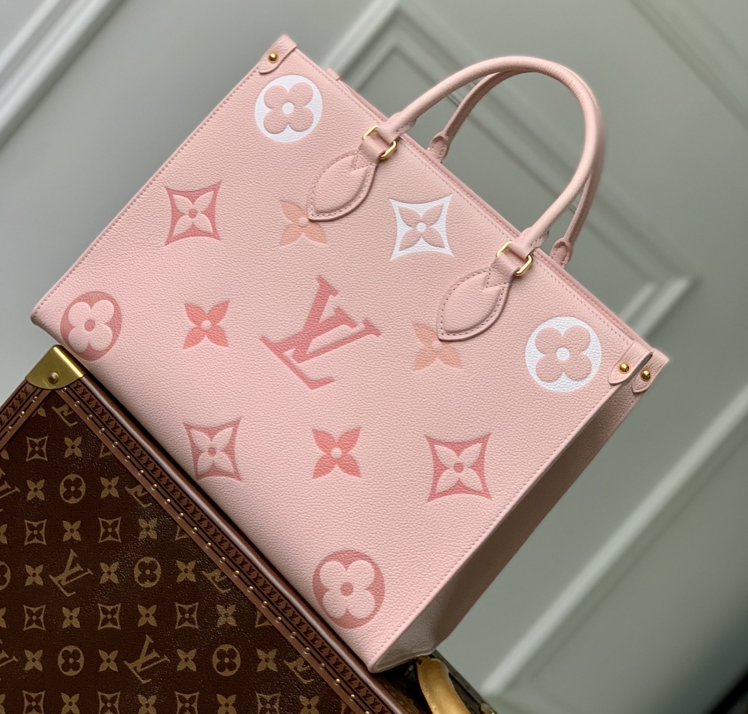 [Pre-order]กระเป๋า Tote bag Louis Vuitton OnTheGo Embossed Degrade Rose - M46542 งานคุณภาพที่ดีที่สุด