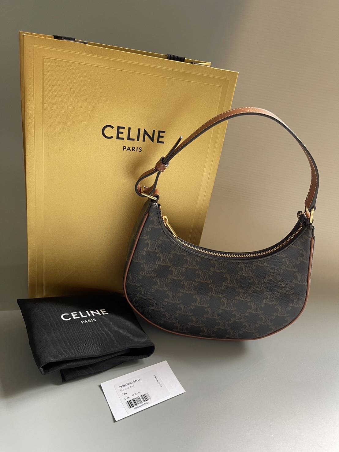 New Celine Ava Bag ขนาด 9 x 5 x 2 นิ้ว อุปกรณ์. การ์ด ถุงผ้า ถุงกระดาษสีทอง ❌❌ limited❌❌ (ชอป 61,900 บาท)