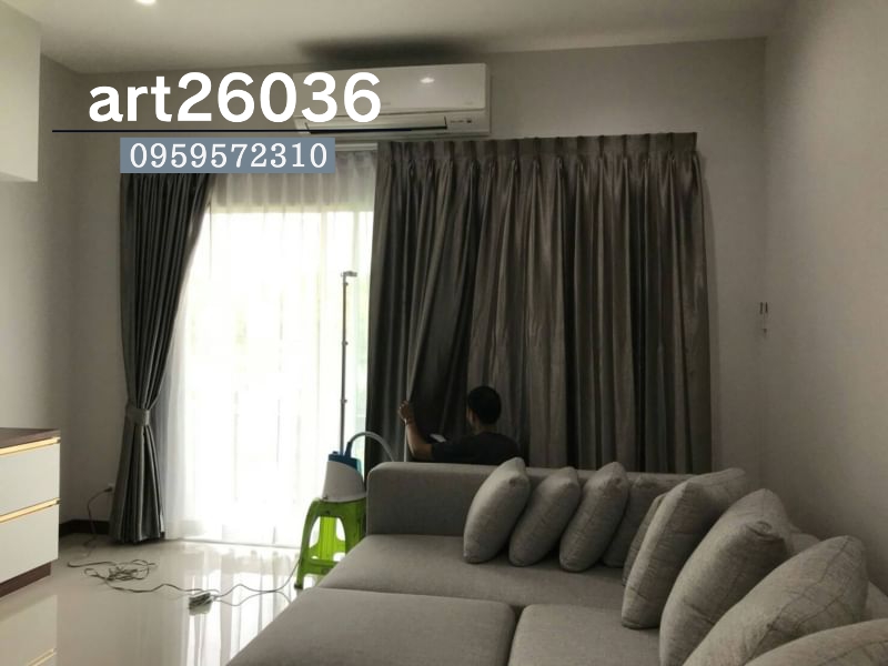 ผ้าม่านจีบโทนสีเทาเข้ม มีผ้าม่านโปร่งแสงด้านใน