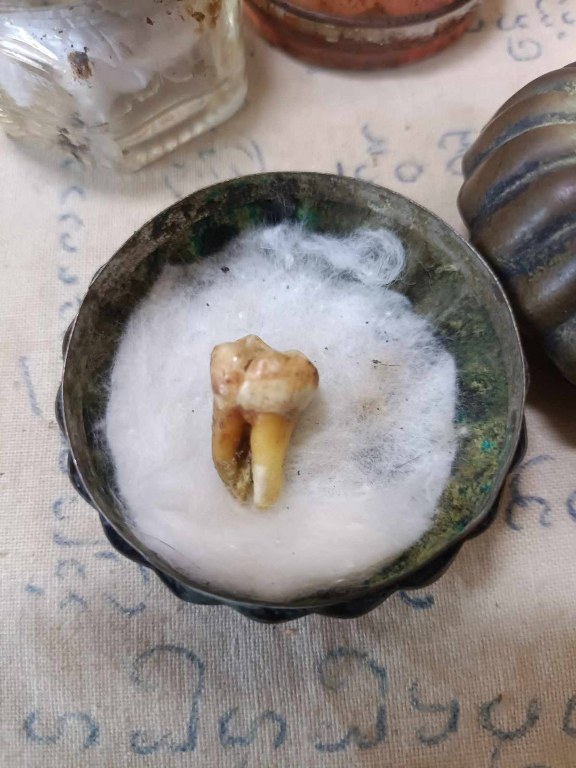 พระทันตธาตุครูบาคำมูล วัดพระบาทแม่ไทย อ.แม่ทะ จ.ลำปาง ได้มาจากครูบรรจง อายุ 92 ปี เสียชีวิตแล้วเมื่อมี 2565 ครูบรรจงเคยสอนที่โรงเรียนใน อ.แม่พริก จ.ลำปาง ครูบรรจงได้รับพระทันตธาตุครูบาคำมูลเมื่อปี 2532 โดยได้รับมาจากศิษย์ฯ ใกล้ชิดของครูบาคำมูล