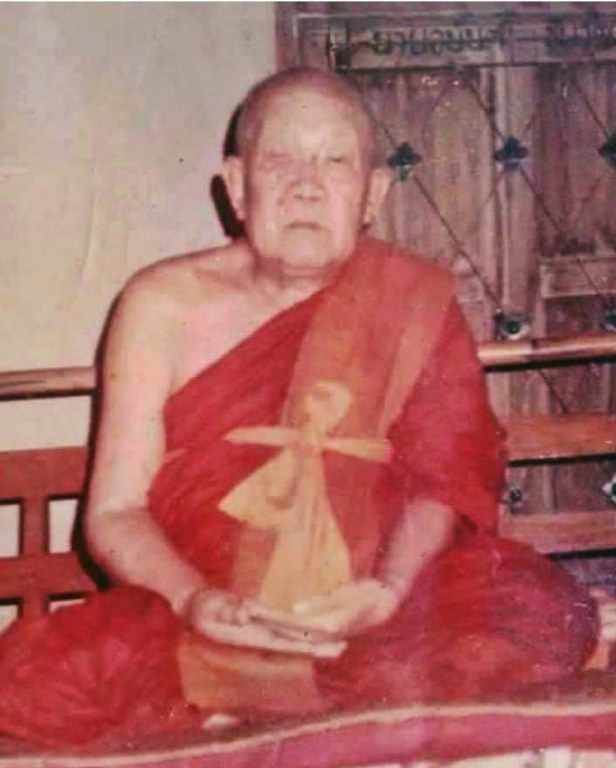 มีผู้บูชาแล้วครับ พระทันตธาตุ ครูบาบุญตัน วัดสันมะแปบ อ.สันกำแพง จ.เชียงใหม่ ได้มาจากพี่สมเดช ปัจจุบันอายุ 44 ปี เป็นครูสอนโรงเรียนวัดขี้เหล็ก จ.ลำพูน พี่สมเดช เป็นลูกชายของผู้ใหญ่สำราญ เป็นผู้ใหญ่บ้านดอนมูล ต,ทรายมูล อ.สันกำแพง ปัจจุบันท่านเสียชีวิตแล้ว