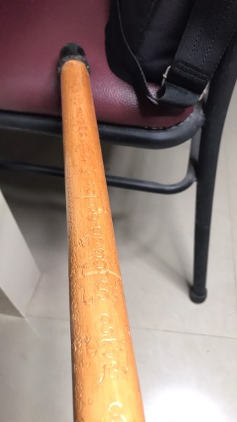 ไม้เท้าหลวงปู่ครูบาชัยยะวงศา วัดพระพุทธบาทห้วยต้ม จารตลอดด้าม ด้ามนี้ได้มาจากคุณลุงพิษณุฯ ชาวกะเหรี่ยงชาวห้วยต้ม คุณลุงได้มาเมื่อตอนอยู่ที่กุฏิกับหลวงปู่ จำปีไม่ได้ ผมได้เช่าวัตถุมงคลหลายอย่างมาจากคุณลุง