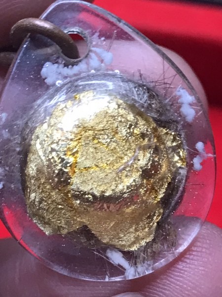 ๑. ตะกรุดเงินจารมือครูบาชุ่ม โพธิโก ๒. รูปถ่ายเก่าด้านหน้าครูบาเจ้าศรีวิชัย ด้านหลังครูบาชุ่ม โพธิโก ๓. พระเกศาครูบาชุ่ม โพธิโก ปิดทอง ๔. พระอัฐิธาตุ ครูบาชุ่ม โพธิโก ได้มาจากลุงดิศ อายุกว่า ๖๐ ปีแล้ว เป็นของรุ่นคุณพ่อชื่อพ่อหนานมี ชาวประตูป่า จ.ลำพูน