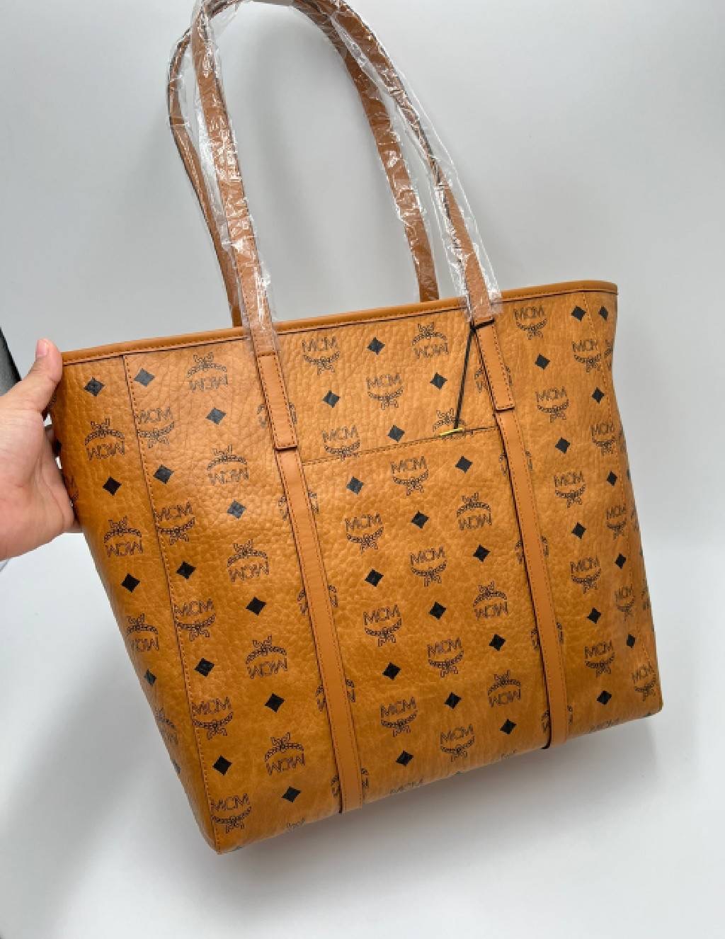 New Mcm zip tote
