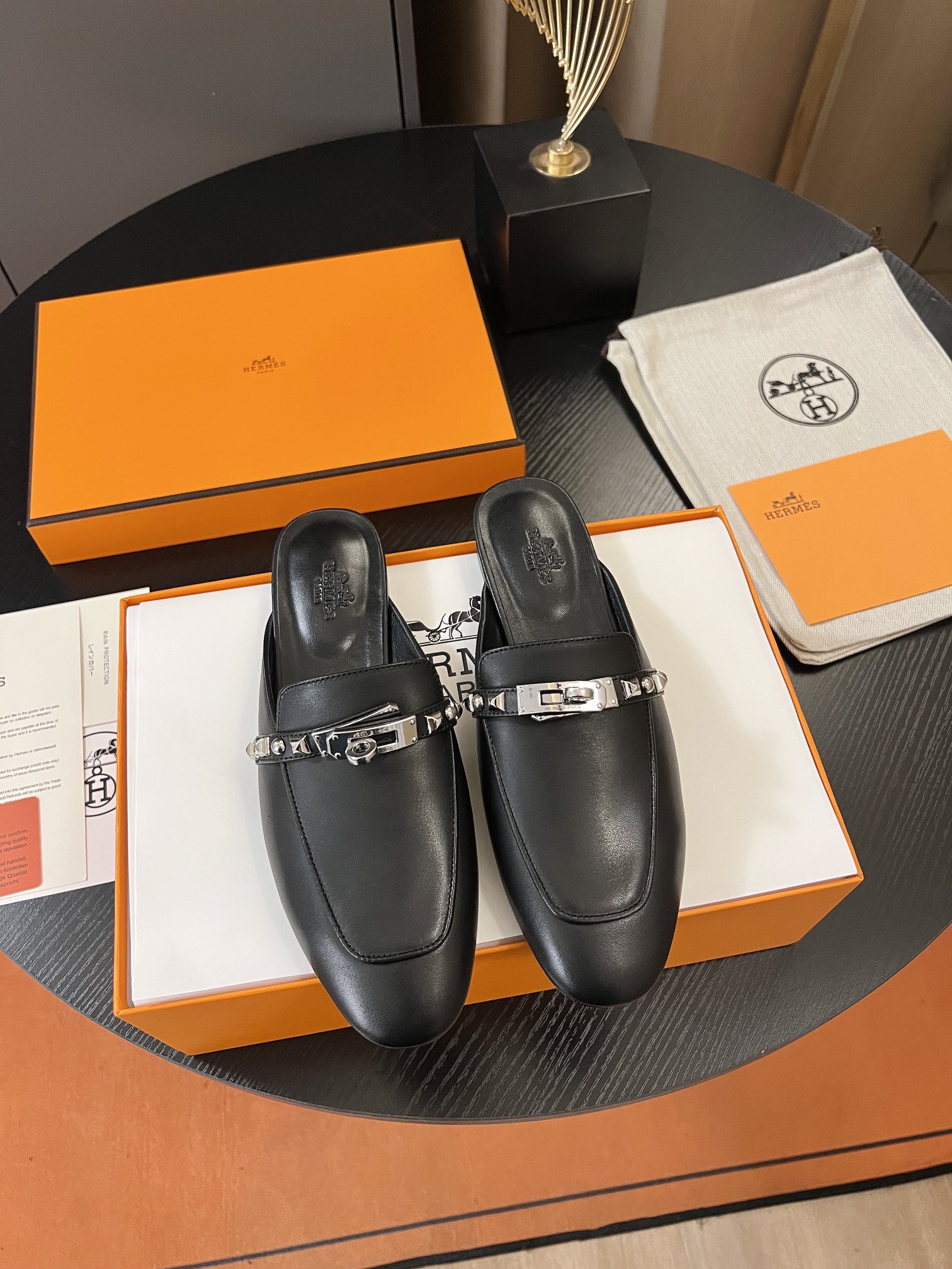 [Pre-order] รองเท้า Hermes Mule in goatskin with iconic palladium-plated Kelly buckle and Medor studsเกรดที่ดีที่สุด