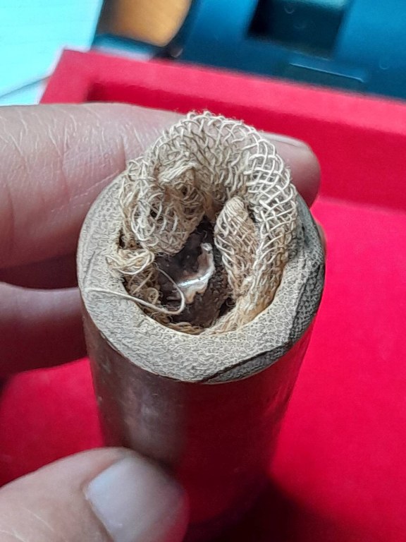 พระทันตธาตุและมีดหมอ ครูบาอิ่นแก้ว วัดสันลิมไม้ อ.แม่สาย จ.เชียงราย ชุดนี้ได้มาจากลุงหนายชัย ซึ่งได้ทั้งพระทันตธาตุและมีดหมอ มาจากศิษย์รับใช้ครูบาอิ่นแก้ว ชื่อลุงแดง ท่านเสียแล้วปี 2550 พระทันตธาตุเก็บไว้ในกระบอกไม่ไผ่ มีชิ้นผ้ารองพระทันตธาตุอยู่