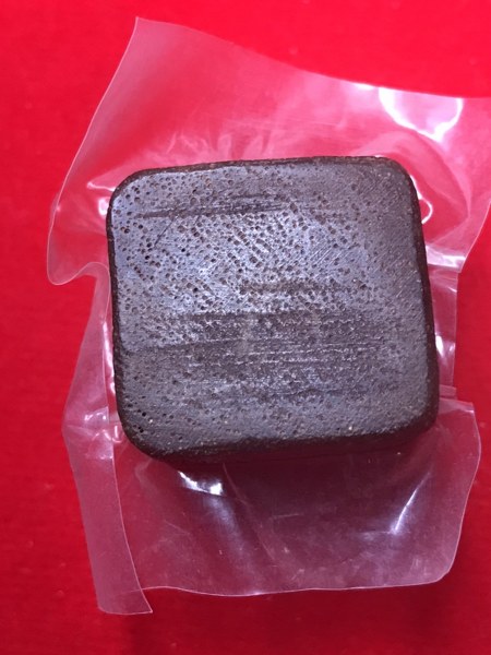 เกศา จีวร พระธาตุข้าวบิณฑ์ หลวงปู่ครูบาชัยยะวงศา เก็บในผอบไม้แบบชาวบ้านนี้ ทราบแต่ว่าได้มาจากชาวบ้านอำเภอลี้ ไม่มีข้อมูลมากนัก