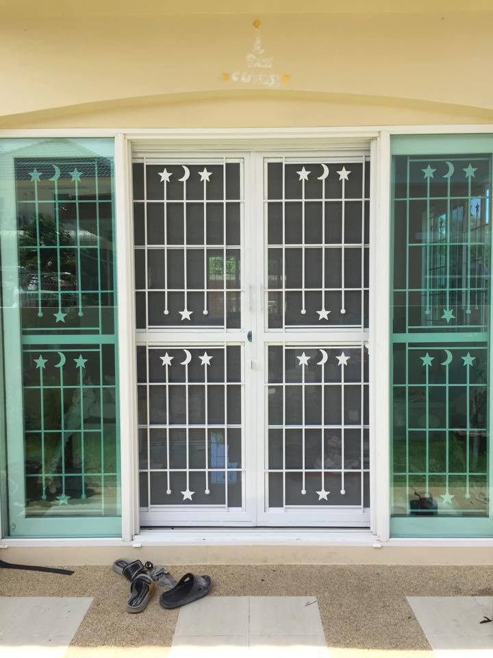 เหล็กดัดพร้อมมุ้งลวด