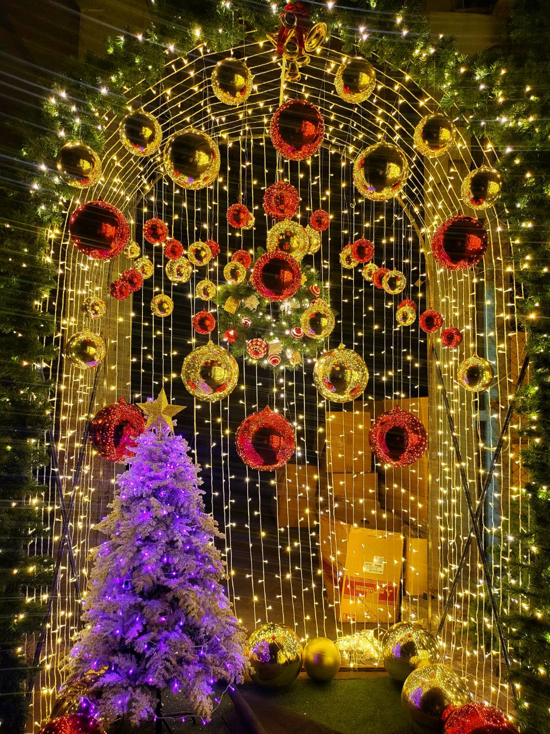 ให้เช่าต้นคริสต์มาสปลอม ขนาด3เมตร พร้อมตกแต่งครบมาตราฐาน