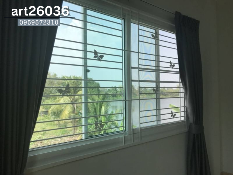 เหล็กดัดประตู โทนสีขาว ผีเสื้อ