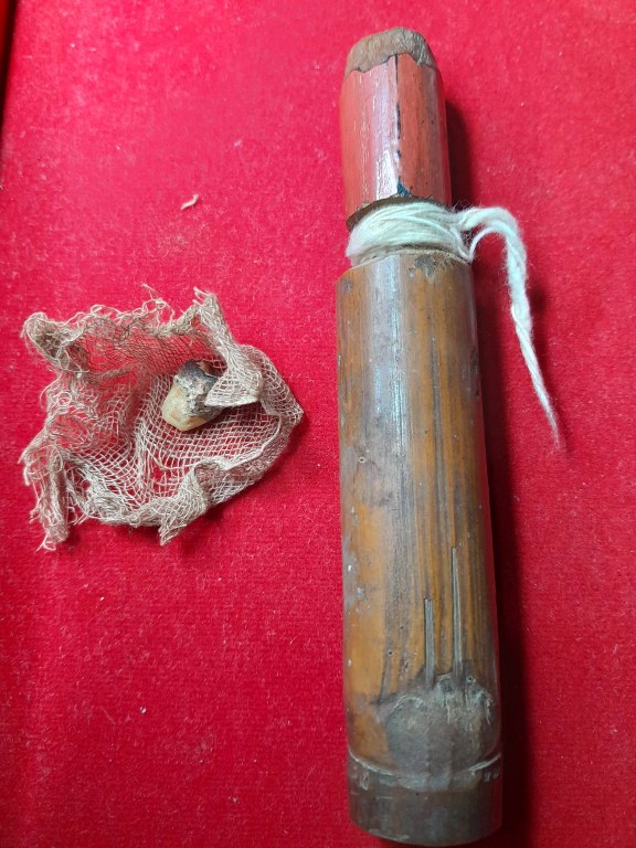 พระทันตธาตุและมีดหมอ ครูบาอิ่นแก้ว วัดสันลิมไม้ อ.แม่สาย จ.เชียงราย ชุดนี้ได้มาจากลุงหนายชัย ซึ่งได้ทั้งพระทันตธาตุและมีดหมอ มาจากศิษย์รับใช้ครูบาอิ่นแก้ว ชื่อลุงแดง ท่านเสียแล้วปี 2550 พระทันตธาตุเก็บไว้ในกระบอกไม่ไผ่ มีชิ้นผ้ารองพระทันตธาตุอยู่