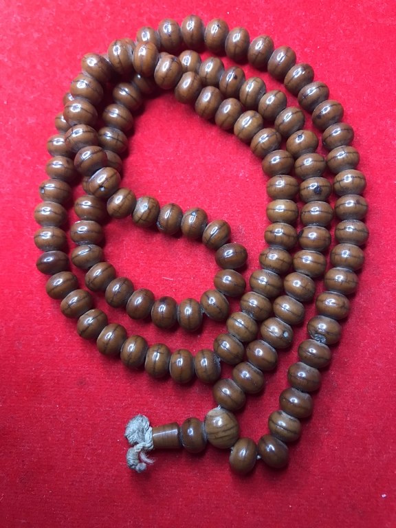 ประคำลูกหวาย ครูบาชัยยะวงศา ได้มาจากคุณยายท่านหนึ่ง ที่หมู่บ้านโบราณข้างวัดพระพุทธบาทห้วยต้ม หมู่บ้านโบราณนี้เรียกว่าหมู่บ้านน้ำบ่อน้อย มีบ่อน้ำศักดิ์สิทธิ์ที่มีน้ำตลอดเวลา ไม่มีแห้ง เป็นหมู่บ้านที่ไม่มีสิ่งอำนวยความสะดวก ดำเนินชีวิตตามวิถีครูบาวงศ์