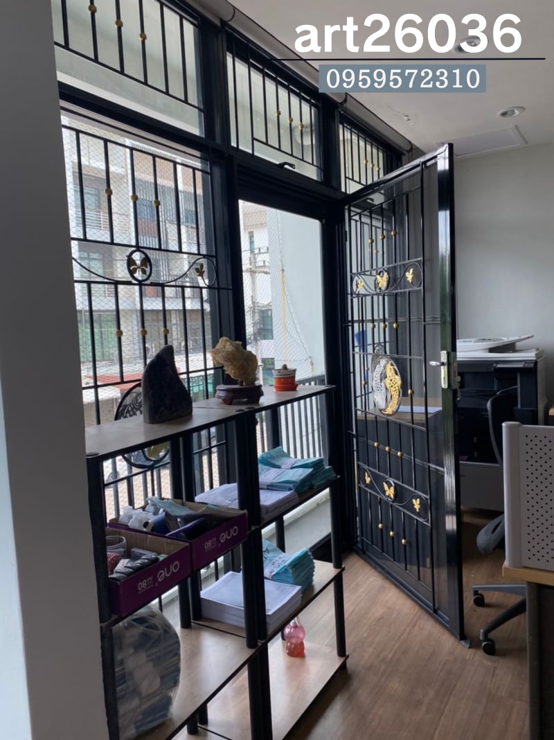 เหล็กดัดพร้อมมุ้งลวด ลายปลาวงกลม กรอบรอบสีดำ กระจกบานเลื่อน