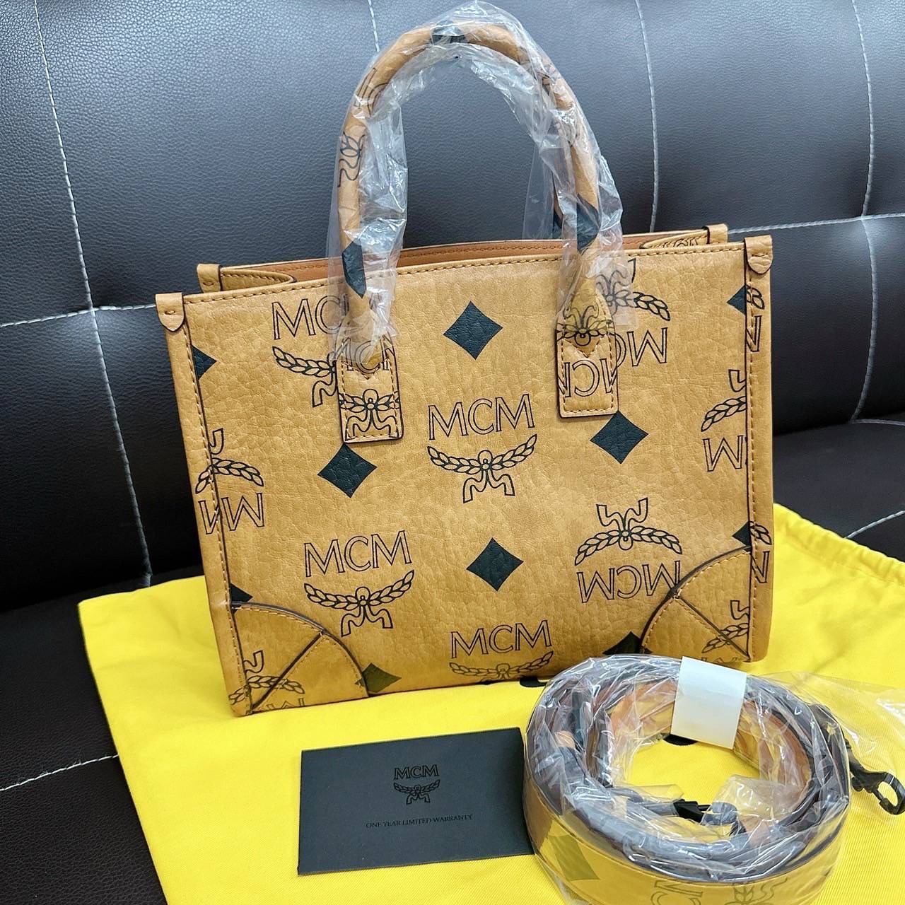 ยังว่าง New Mcm Small München Tote in Maxi Visetos Sz. 9” (L) x 7” (H) x 3” (D)