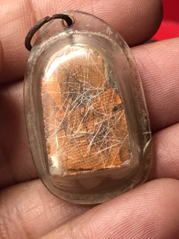 ประคำเม็ดกล้วยป่า พระเกศาพระธาตุข้าวบิณฑ์ หวายเสกเลี่ยมเดิม พระเกศาสายสิญจ์และจีวรหลวงปู่ครูบาชัยยะวงศา วัดพระพุทธบาทห้วยต้ม จ.ลำพูน ประคำ ได้มาจากชาวกะเหรี่ยงห้วยต้มชื่อจาเอ ส่วนชุดพระเกศาพระธาตุข้าวบิณฑ์ หวายเสก จีวรในขวดได้มาจากอดีตพระจอดี๊